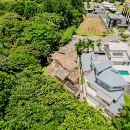 Casa à venda com 5 quartos, sendo 4 suítes, no condomínio Figueira Garden, Atibaia - SP