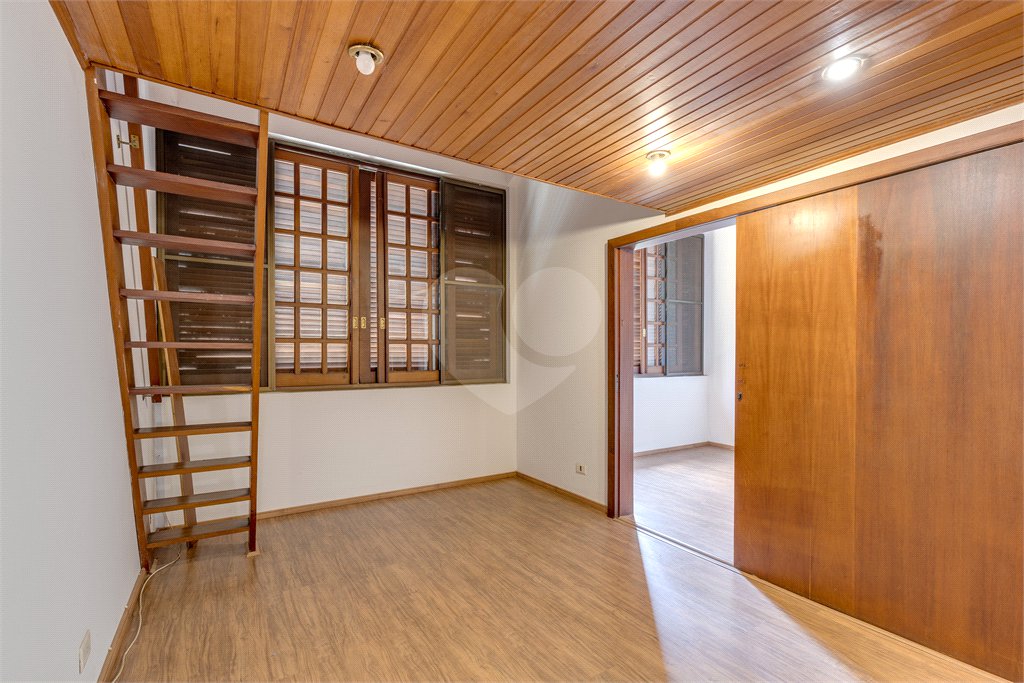 Casa à venda com 5 quartos, sendo 3 suítes, no condomínio Granja do Morumbi, São Paulo - SP