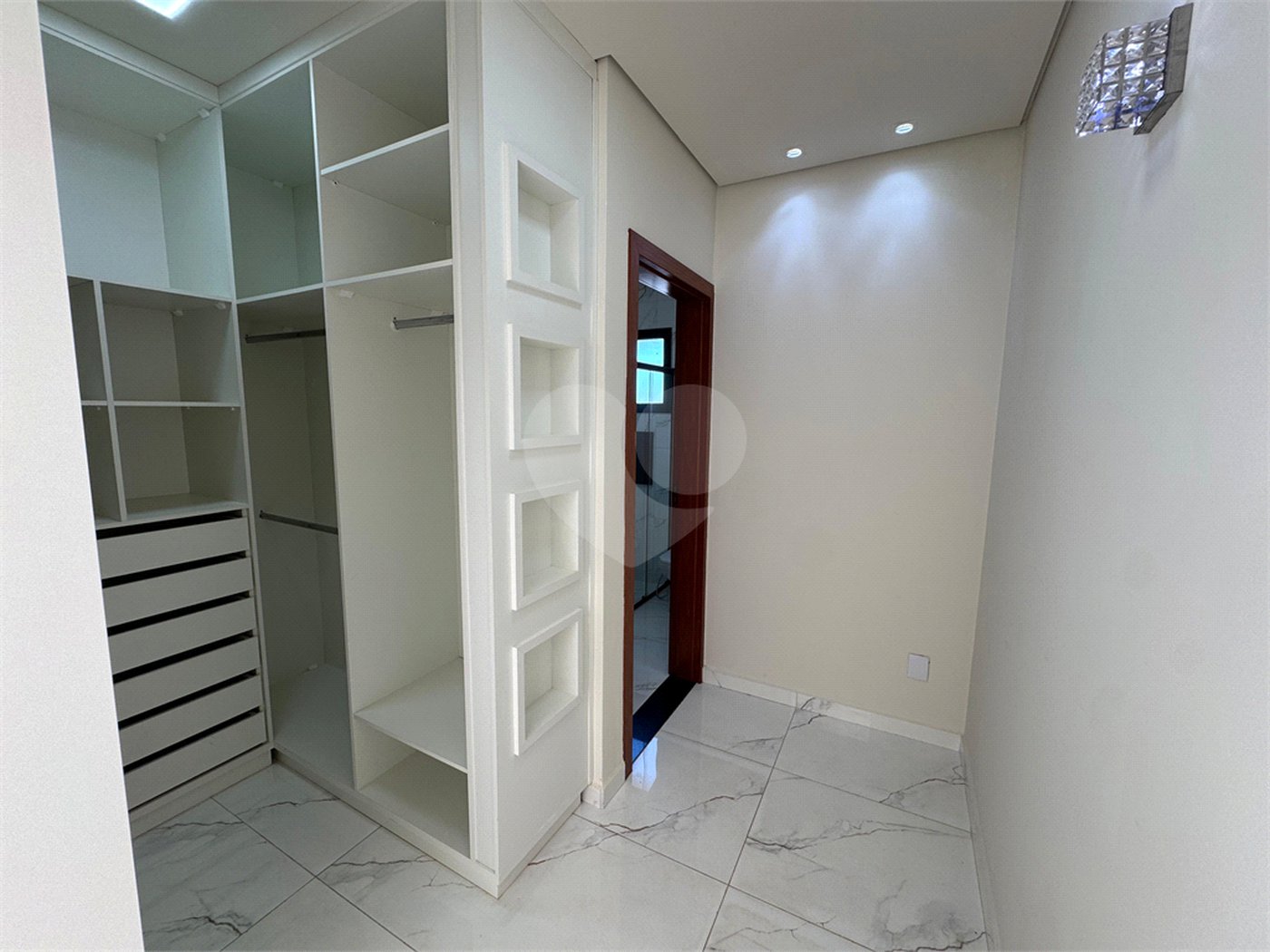 Casa à venda com 5 quartos, sendo 4 suítes, no condomínio Golden Ville, Itapetininga - SP