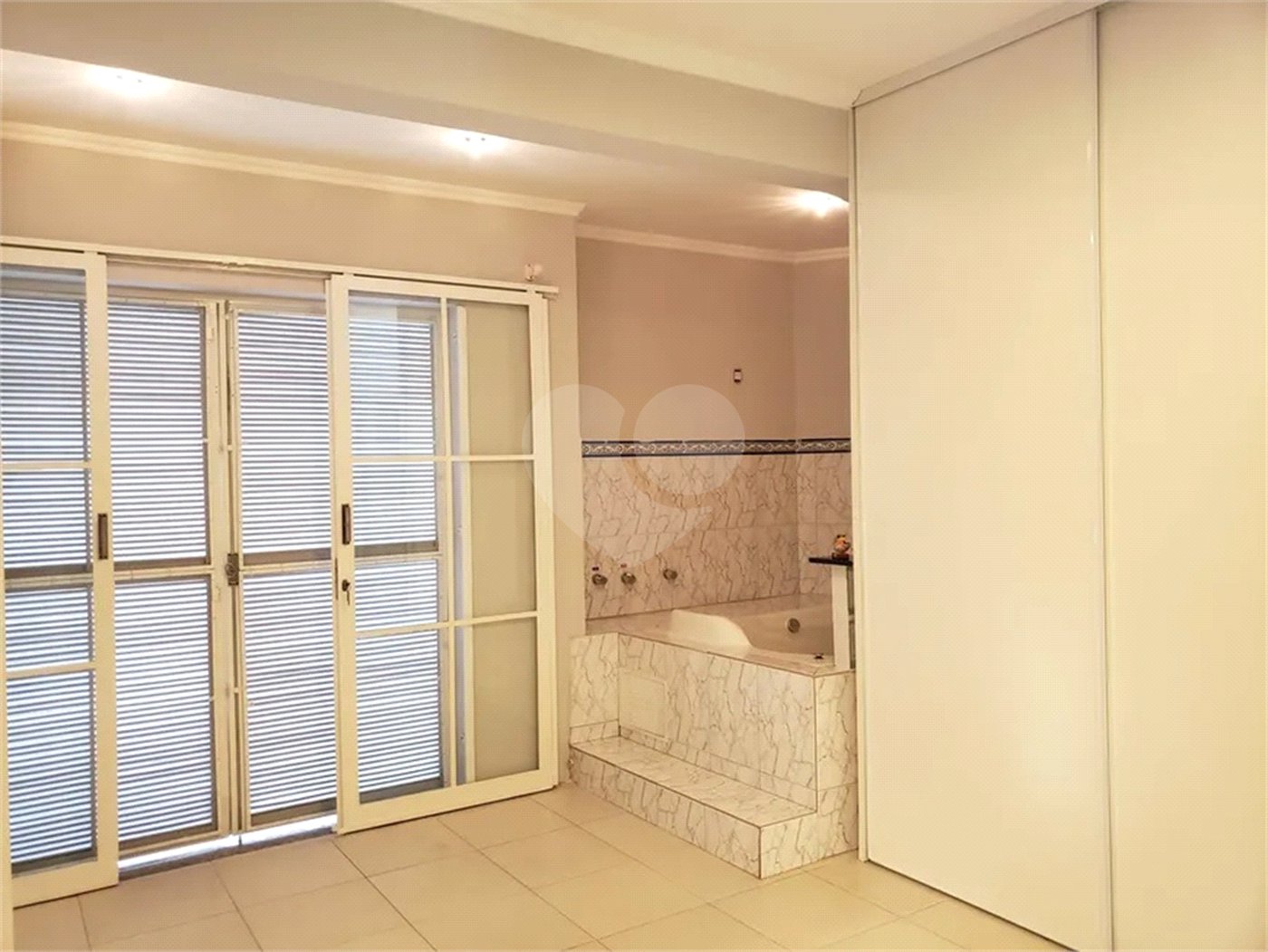 Casa à venda com 4 quartos, sendo 3 suítes, no condomínio Vila Inglesa, Sorocaba - SP