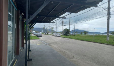 Sobrado à venda com 2 quartos, sendo 1 suíte,  em Estância Balneária Hawai, Caraguatatuba, SP