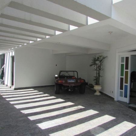 Casa de Alto Padrão com 5 Suítes e Lazer Completo– Guarujá