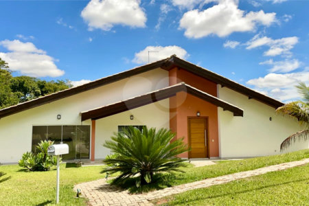 Casa à venda com 3 quartos, sendo 1 suíte, no condomínio Vale do Lago, Sorocaba - SP