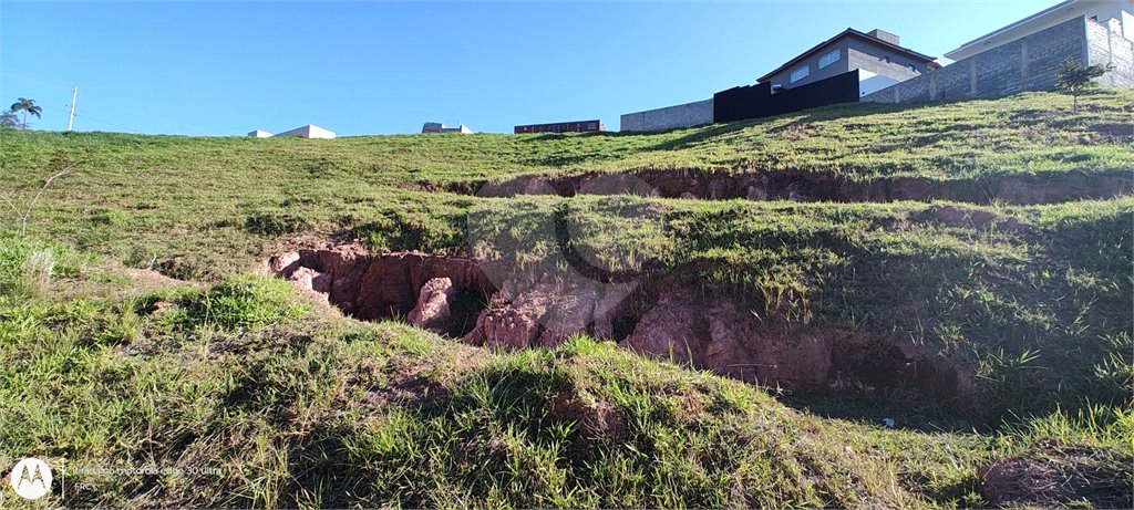 Terreno em condomínio fechado com 1.086 metros, pronto para construir, ampla área de lazer, aceita financiamento