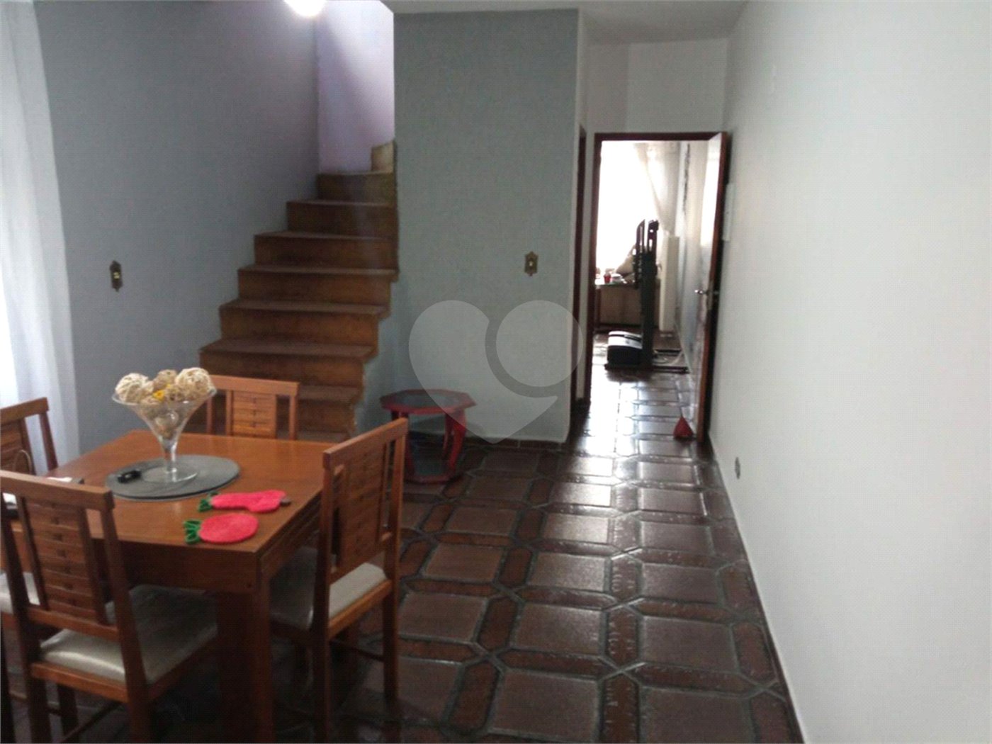 Ótimo sobrado, com amplo espaço interno (127m2), possuindo 03 dormitórios (01 suíte),