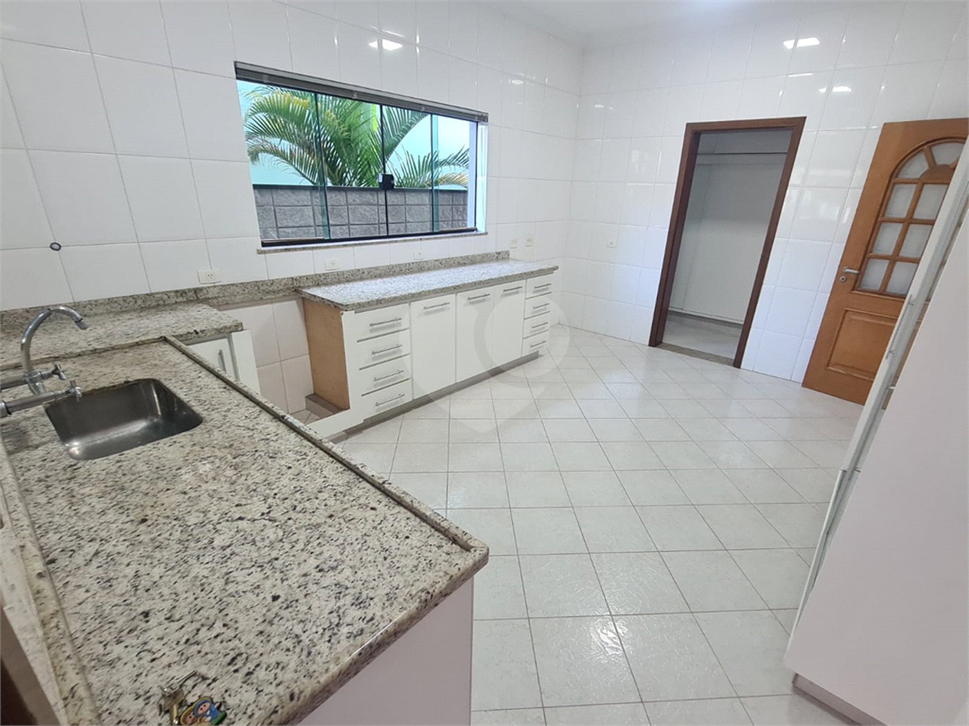 Casa à venda com 4 quartos, sendo 2 suítes, no condomínio Bosque de Grevilea, Vinhedo - SP