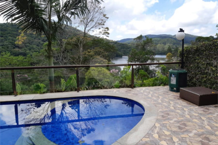 Casa à venda com 4 quartos, sendo 1 suíte, no condomínio Clube da Montanha, Atibaia - SP
