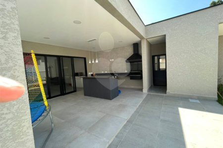 Casa à venda com 4 suítes no condomínio Figueira Garden, Atibaia - SP