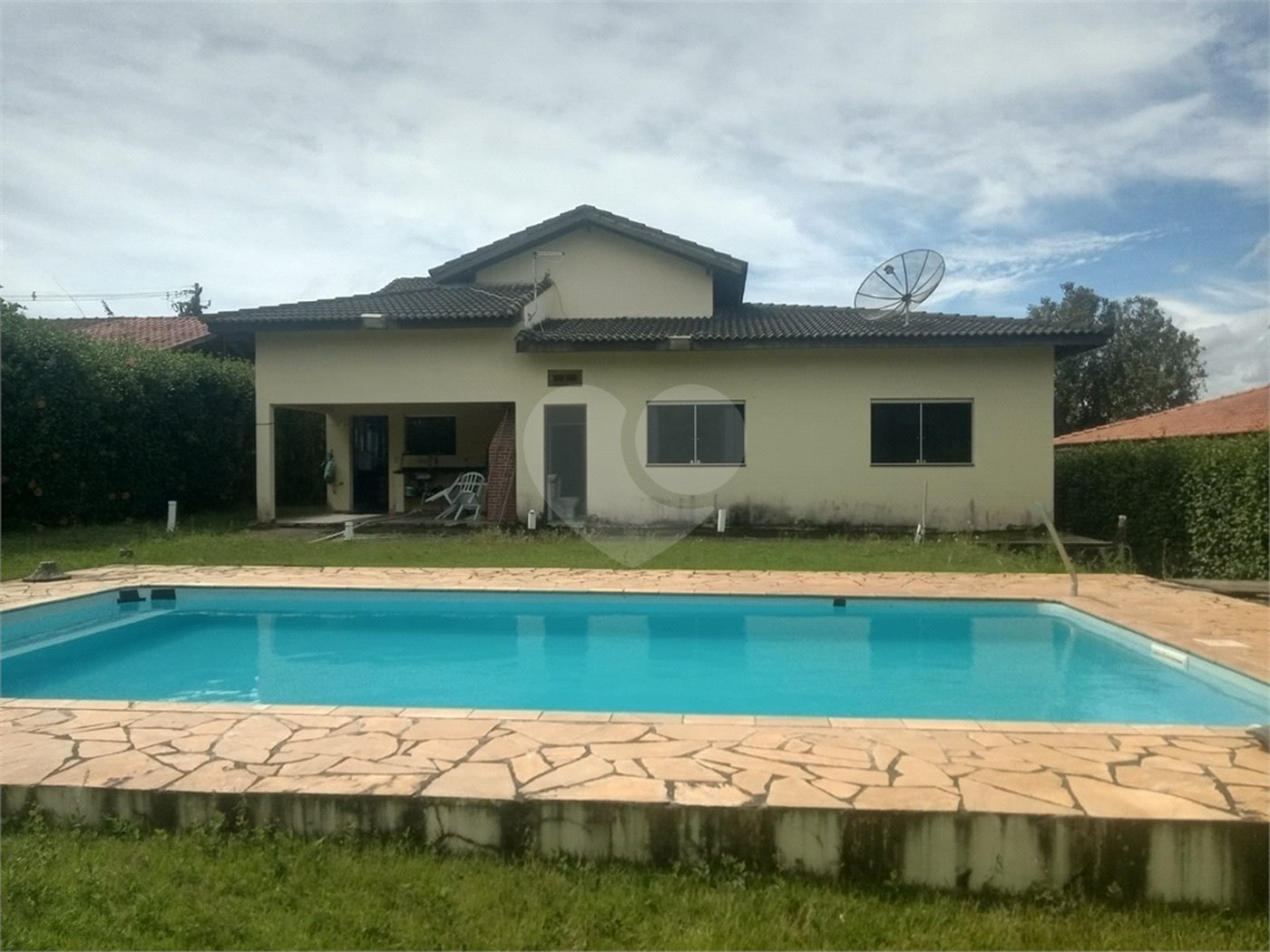 Casa à venda com 4 quartos, sendo 1 suíte,  no condomínio Village da Serra, Araçoiaba da Serra - SP