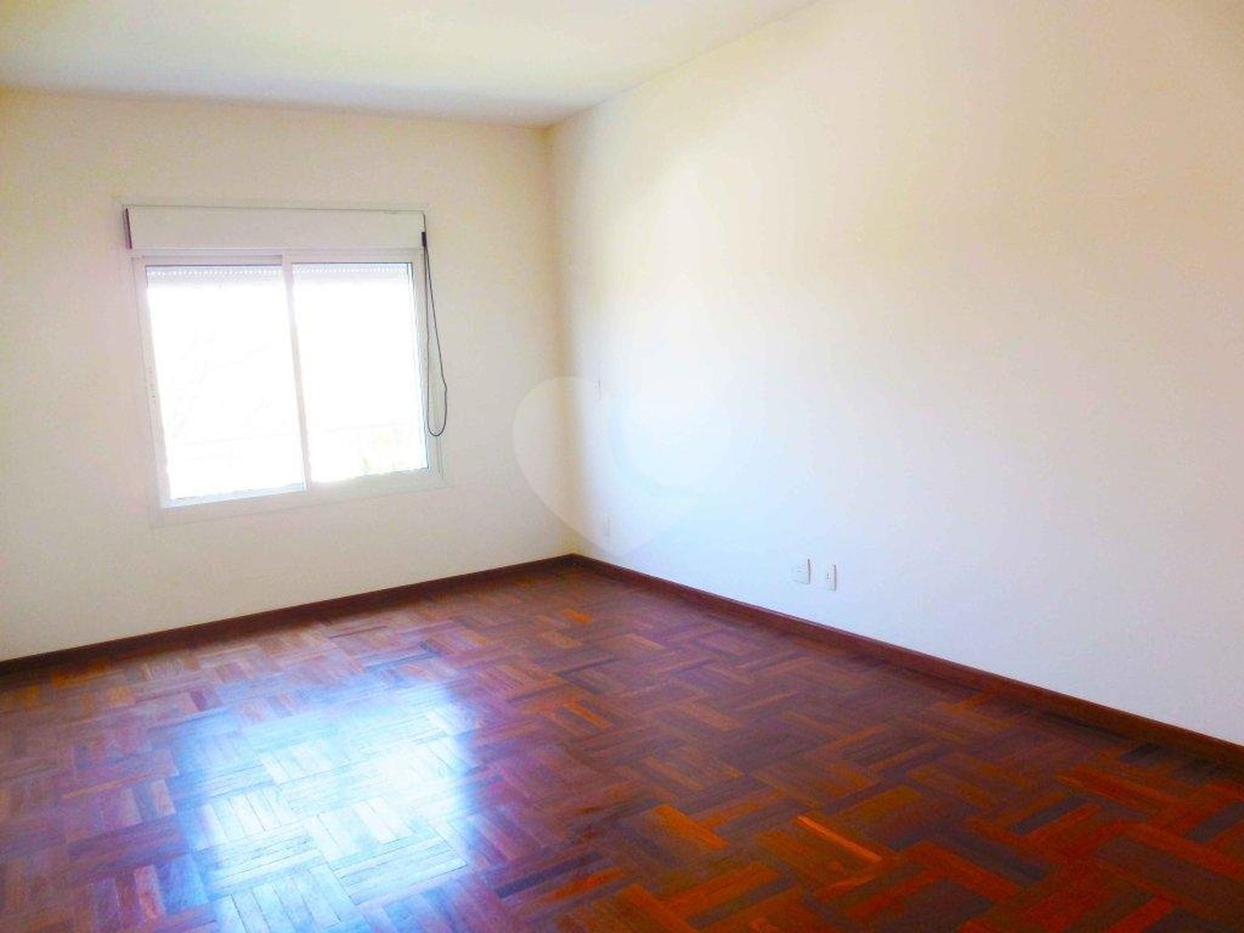 Casa à venda com 4 quartos, sendo 2 suítes, no condomínio Bristol Village, São Paulo - SP