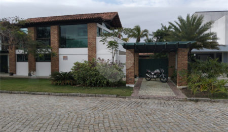 Casa em condomínio à venda com 3 quartos, sendo 2 suítes,  em Portinho, Cabo Frio, RJ