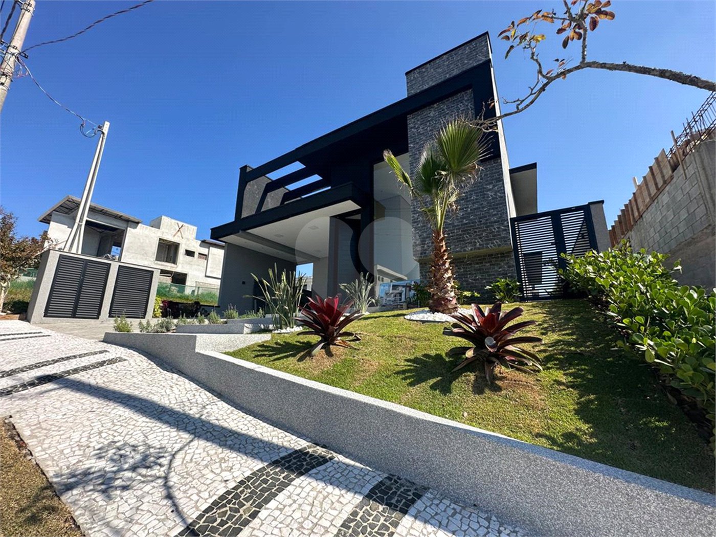 Casa à venda com 4 suítes no condomínio Granja Anita, Mogi das Cruzes - SP