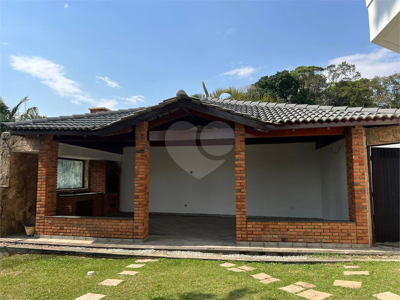 Sobrado à venda ou para alugar com 4 quartos, sendo 3 suítes, em Serra da Cantareira, Mairiporã, SP