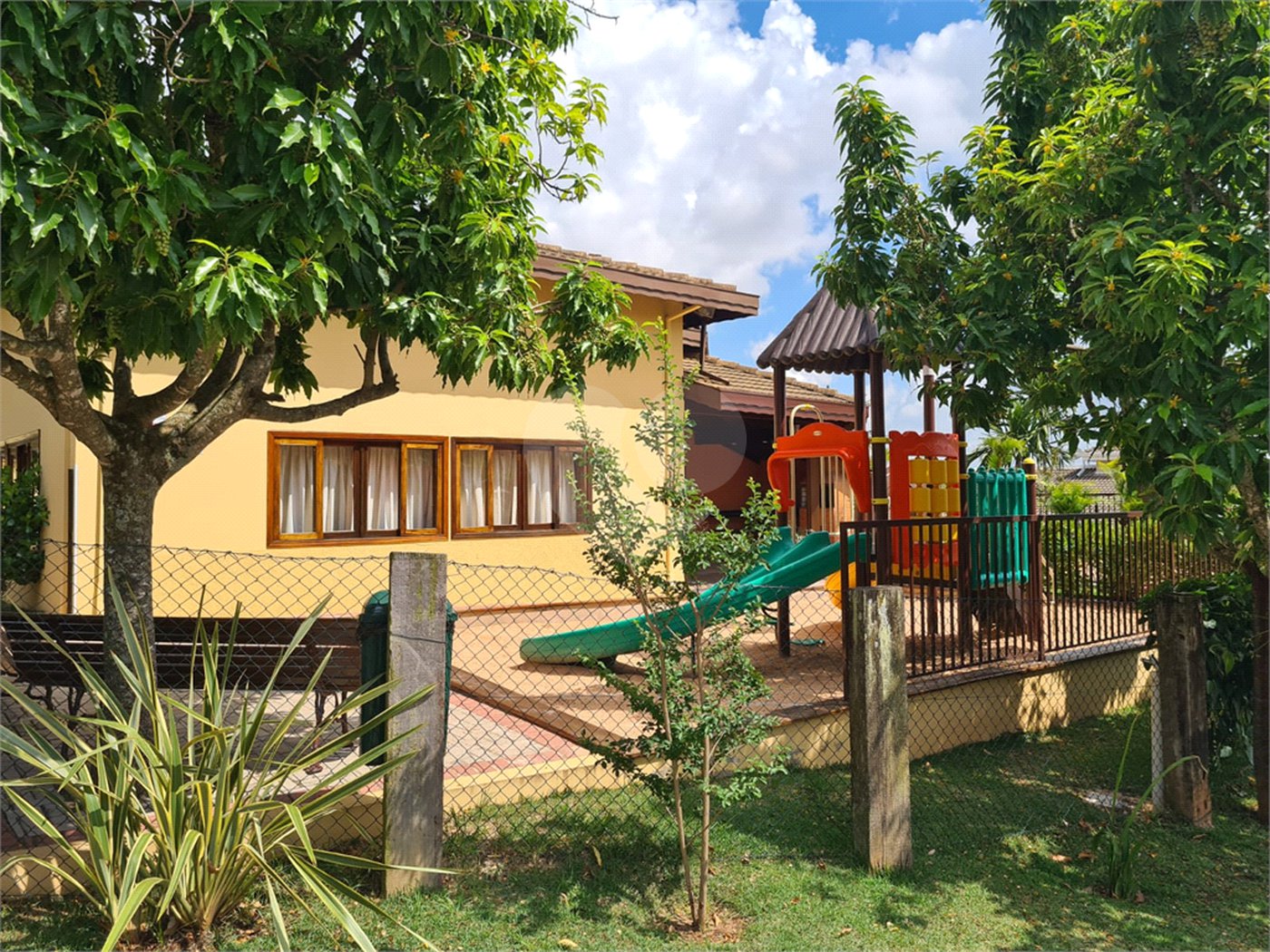 Casa à venda com 4 quartos, sendo 2 suítes, no condomínio Residencial Grape Village, Vinhedo - SP