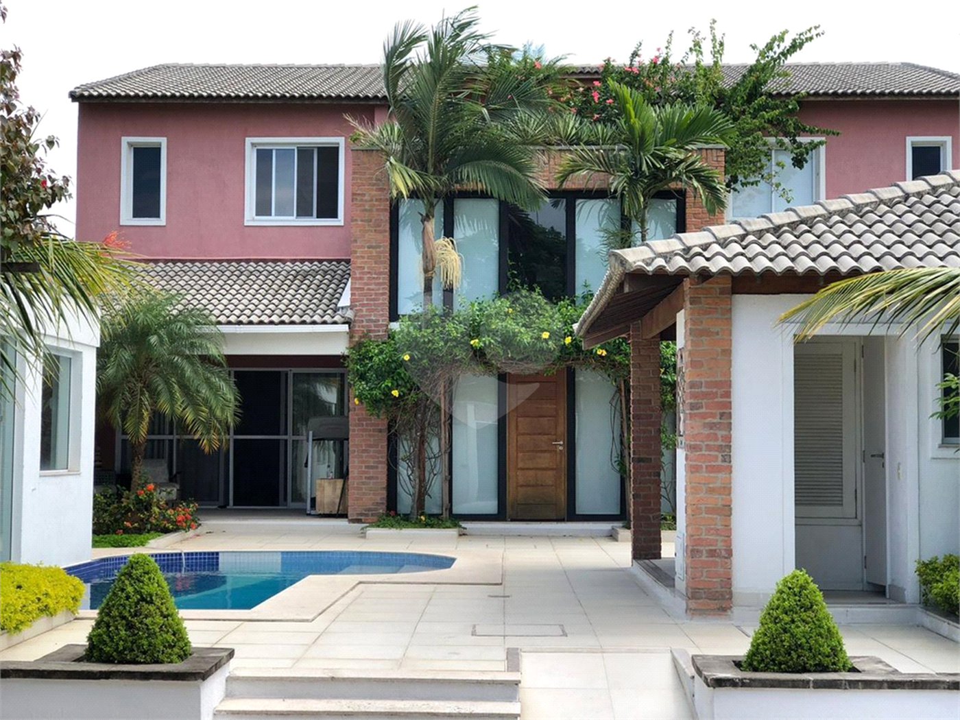 Casa à venda com 9 quartos, sendo 8 suítes, no condomínio Village Elisabete, Rio de Janeiro - RJ