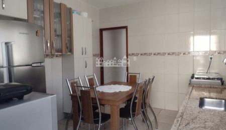 Casa à venda com 5 quartos no Centro de Atibaia/SP | Duas casas no mesmo terreno