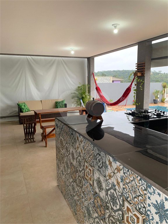Casa à venda com 3 quartos, sendo 1 suíte, no condomínio Residencial Ponderosa, São Roque - SP