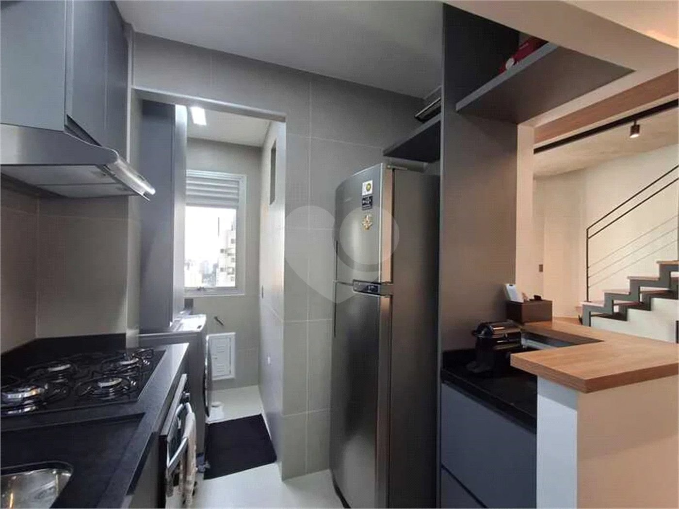 Apartamento totalmente decorado em Moema com 70 m2 , 2 quartos, 2 suítes e 2 vagas, ambientes com ar condicionado.