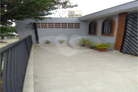 Casa de 85m2 com 3 dormitórios e 2 vagas de garagem localizado no Bosque da Saúde