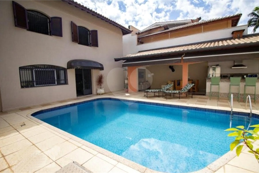 Sobrado excelente com piscina. Espaço gourmet. Salão de festas. Home office. Rua particular