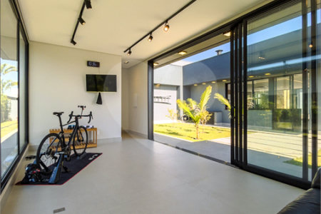Indaiatuba - Quintas da Terracota - 1252 m² de terreno - casa térrea com 514 m² de área construída -3 vagas de garagem cobertas e 3 descobertas Lavabo - Sala de estar e jantar amplas e integradas - Escritório privativo - Cozinha toda equipada com geladeira, forno, micro-ondas, lava-louças,