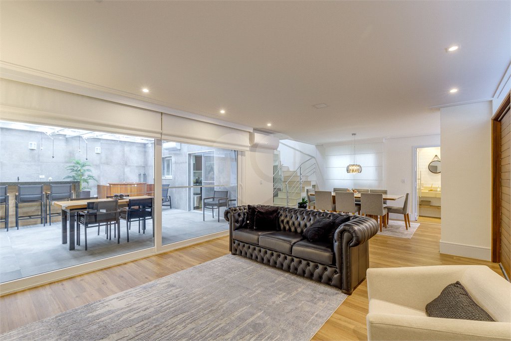 Casa à venda com 4 quartos, sendo 2 suítes, no condomínio Residencial Vila Lagos, São Paulo - SP