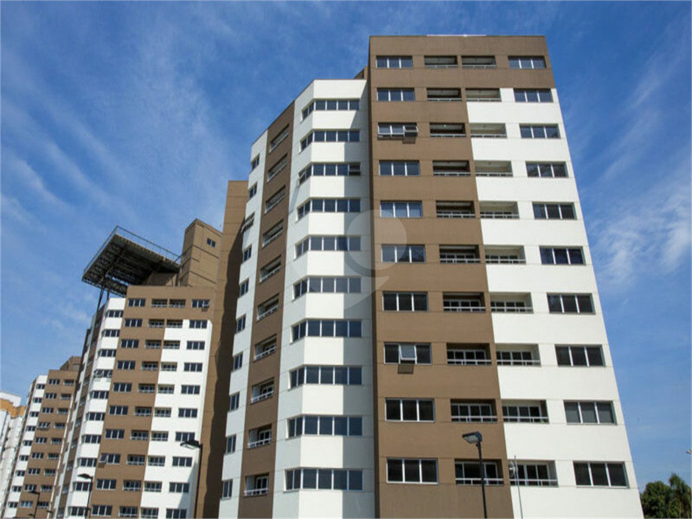 Indaiatuba - Torre Business -Venda e Locação - Escritório e WC , com area util de 39.16m² -R$ 385.000,00- Locação - R$ 2.600,00, mais condominio de R$ 317,,48 - iptu de R$ 110,63 - condominio para venda - R$ 503,86 - Complexo Office Premium de 3 torres de salas comerciais, um shopping