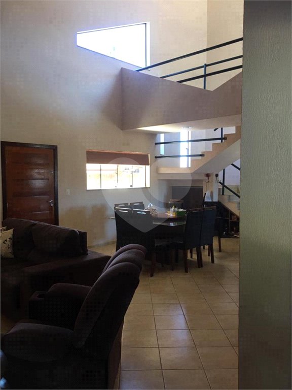 Sobrado à venda com 4 quartos, sendo 1 suíte,  em Vila Asem, Itapetininga, SP