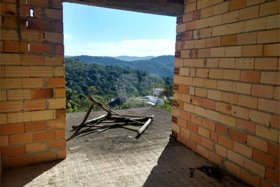 Sobrado à venda com 4 suítes em Roseira, Mairiporã, SP