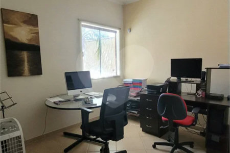Casa Exclusiva com Pé-Direito Alto e Área Gourmet no Jardim Paraíso