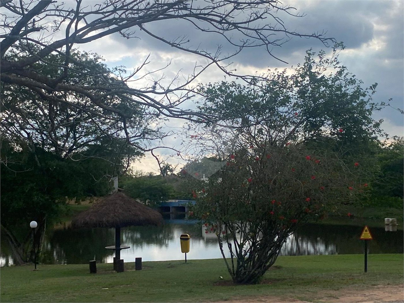 Casa à venda com 5 quartos, sendo 3 suítes, no condomínio Zuleika Jabour, Salto - SP