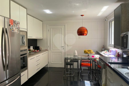 Casa à venda com 4 quartos, sendo 2 suítes,  no condomínio Village Place, São Paulo - SP