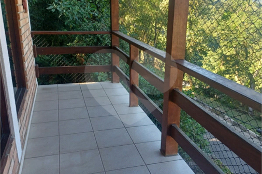 Casa à venda ou para alugar com 3 quartos, sendo 1 suíte, no condomínio Parque Suiça, Caieiras - SP