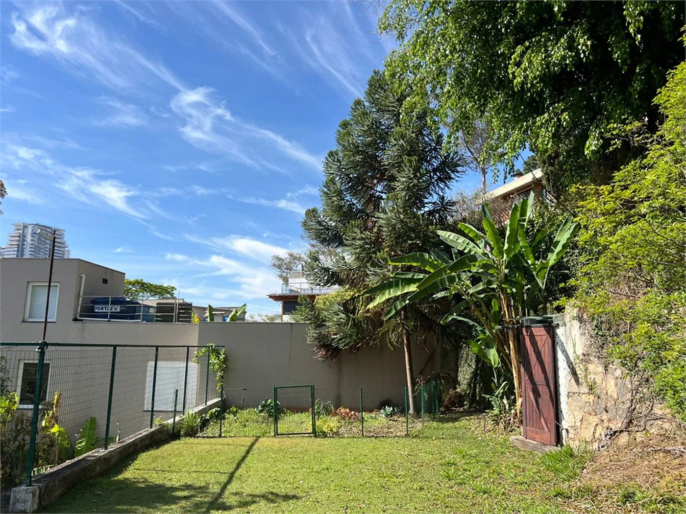 Terreno à venda no condomínio Jardim Vitória Régia, São Paulo - SP