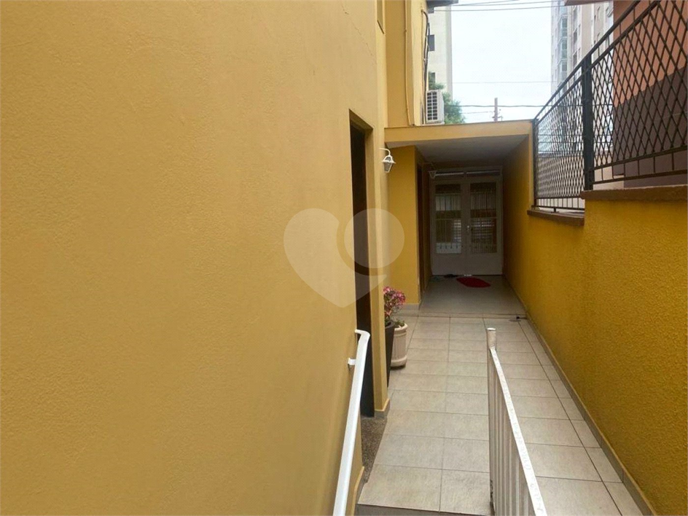 Sobrado à venda com 150 metros de área util e possui 3 dormitórios, sendo 1 suíte.