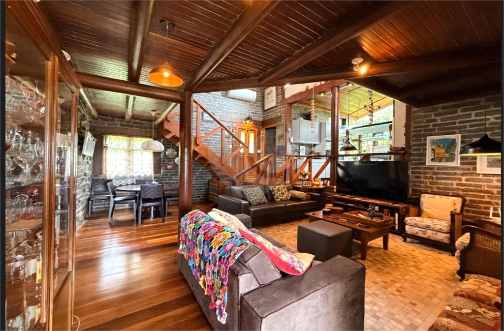 Casa à venda com 4 suítes em Vila Natal, Campos do Jordão, SP