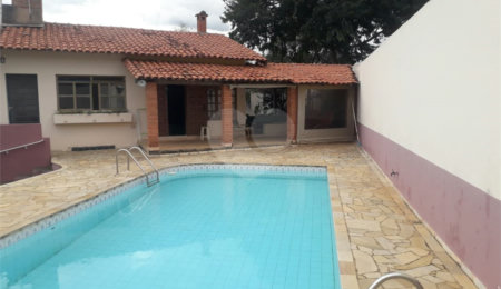 Casa à venda com 3 quartos, sendo 1 suíte, no Centro, Socorro, SP
