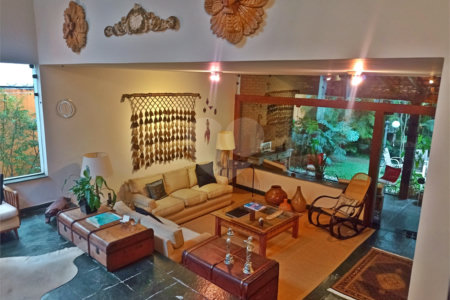 Casa à venda com 4 quartos, sendo 2 suítes,  em Morumbi, São Paulo, SP