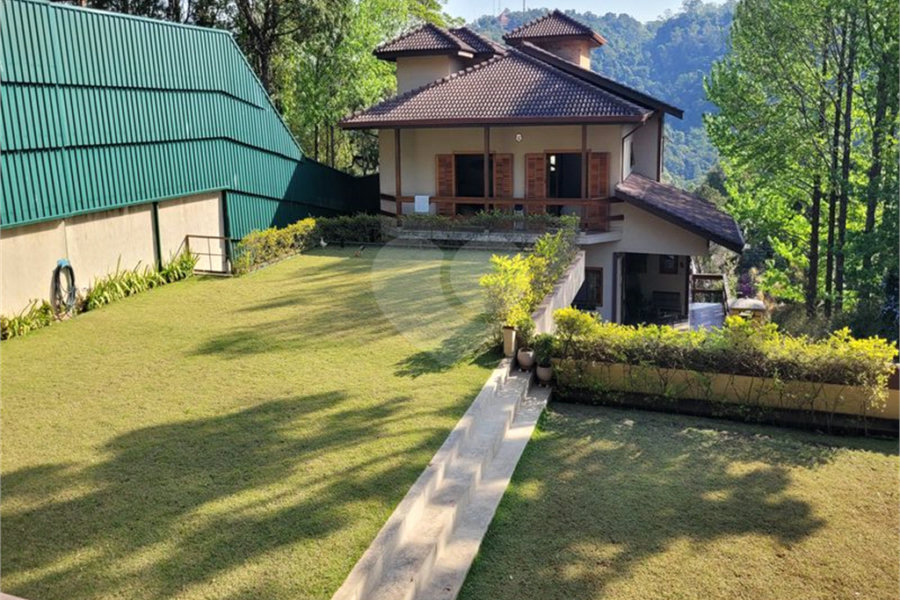 Casa à venda com 4 quartos, sendo 2 suítes, no condomínio Alpes da Cantareira, Mairiporã - SP