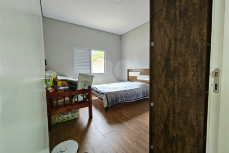 Casa à venda com 4 quartos, sendo 1 suíte,  no condomínio Jardim Shangri-lá, Atibaia - SP