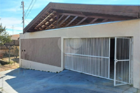 Casa térrea com 3 dormitórios, sendo 1 suíte.