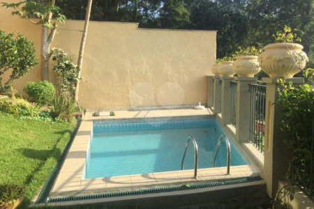 Casa à venda com 5 quartos, sendo 4 suítes, no condomínio Jardim Vitória Régia, São Paulo - SP