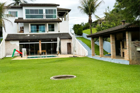 Casa à venda com 4 quartos, sendo 3 suítes, no condomínio Village da Serra, Araçoiaba da Serra - SP