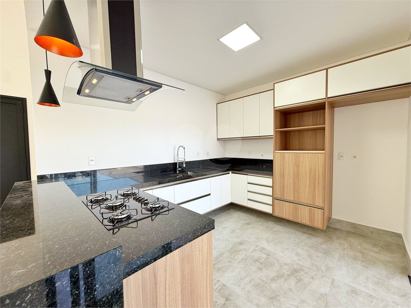 Casa à venda com 3 quartos, sendo 1 suíte,  no condomínio Jardim Piemonte, Indaiatuba - SP