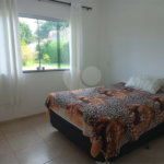 Casa à venda com 4 quartos, sendo 1 suíte,  no condomínio Village da Serra, Araçoiaba da Serra - SP