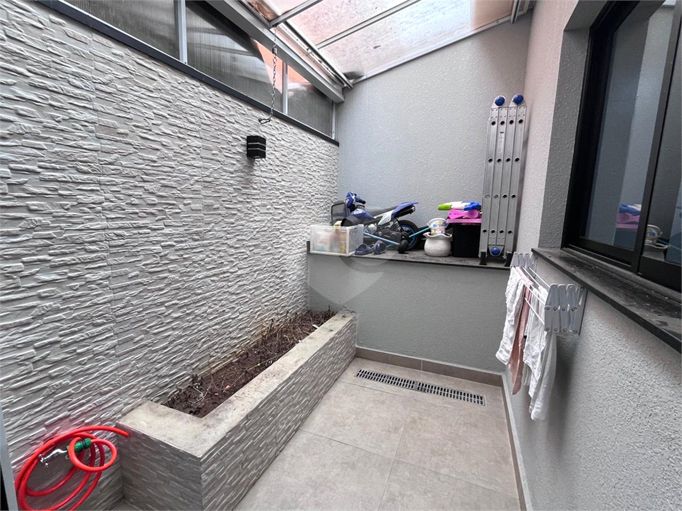 Casa à venda com 3 quartos, sendo 1 suíte, no condomínio Jardim Laguna, Indaiatuba - SP