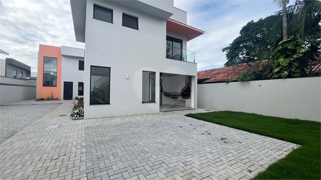 Casa à venda com 3 suítes no condomínio Village Itaguaçu, Atibaia - SP