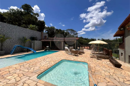 Chácara com excelente infraestrutura, contendo casa com 8 dormitórios, 900 m² de área construída, área total de 3000m², piscina adulto e infantil, churrasqueira, quadra gramada de futebol - Rio Acima - Atibaia/SP 900 m² Área construída 3.000 m² Área do terreno