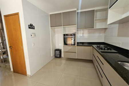Sobrado à venda com 3 quartos, sendo 1 suíte,  em Vila Nivi, São Paulo, SP