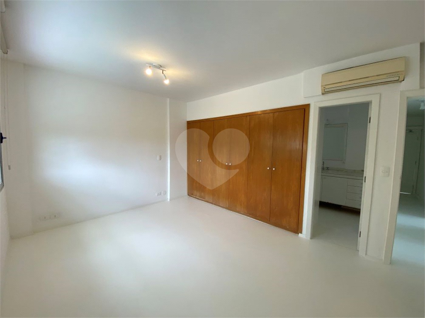 Apartamento para alugar com 3 quartos, sendo 1 suíte, em Jardim Europa, São Paulo, SP